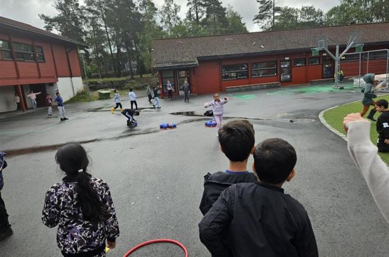 en gruppe mennesker som leker på en gårdsplass