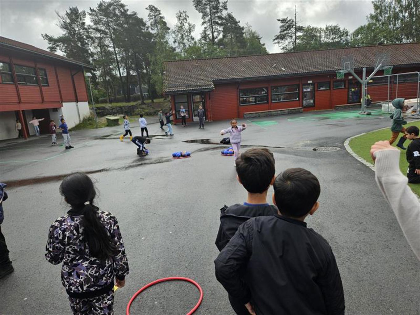 en gruppe mennesker som leker på en gårdsplass en gruppe mennesker som leker på en gårdsplass