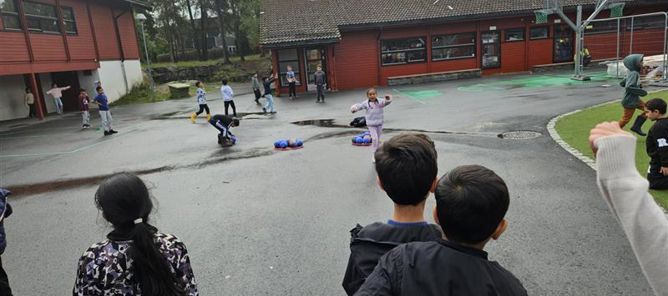 en gruppe mennesker som leker på en gårdsplass en gruppe mennesker som leker på en gårdsplass