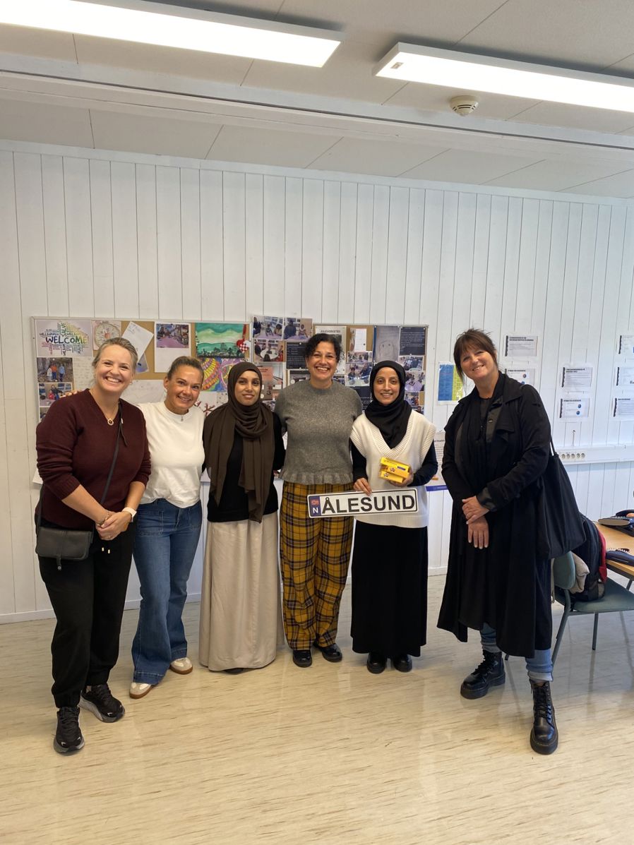 en gruppe mennesker som poserer for et bilde