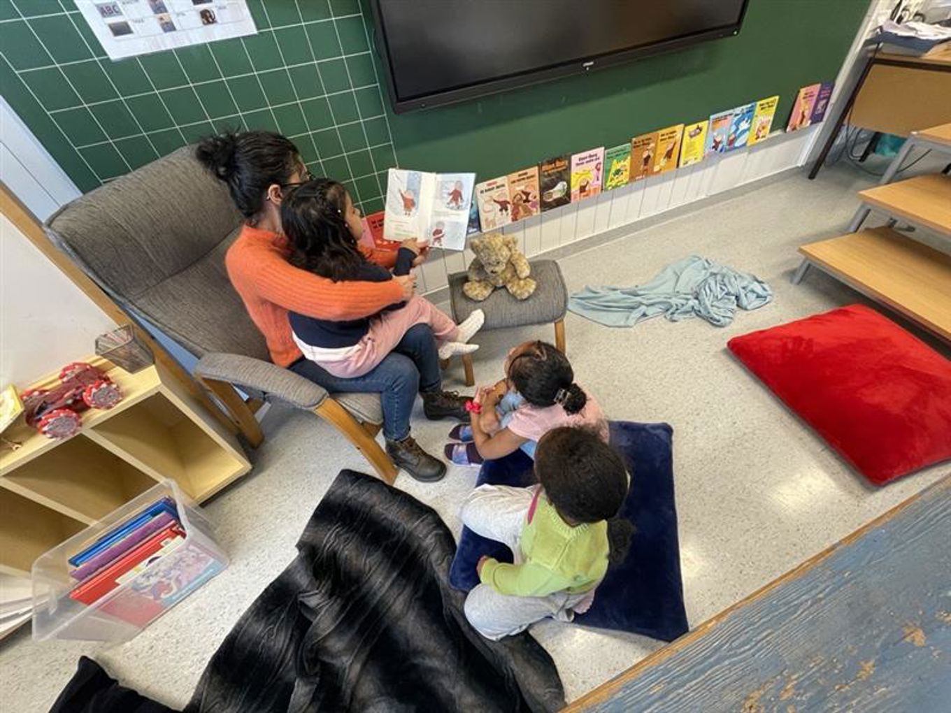 en gruppe barn som sitter på gulvet i et klasserom en gruppe barn som sitter på gulvet i et klasserom
