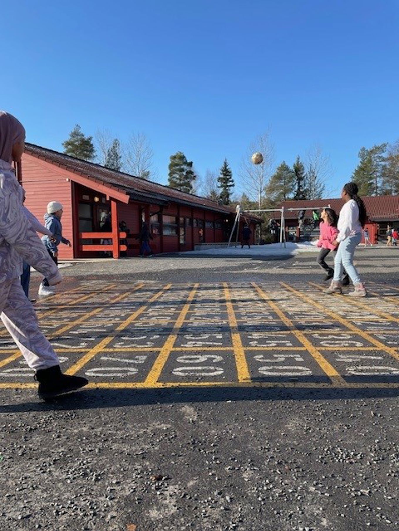 En gruppe mennesker som spiller basketball